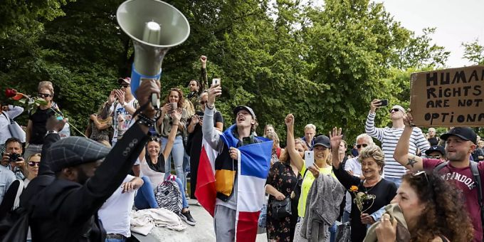 Protest gegen Corona-Massnahmen in den Niederlanden: Trotz Verbot versammeln sich Demonstrierende im Zentrum von Den Haag. Den Haag
