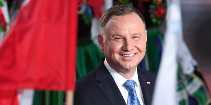 Andrzej Duda, Präsident von Polen, lacht am Ende des Wahltages zur Präsidentschaft in Polen bei der Wahlparty mit seinen Unterstützter. Foto: Radek Pietruszka Abstimmung bei den polnischen Präsidentschaftswahlen
