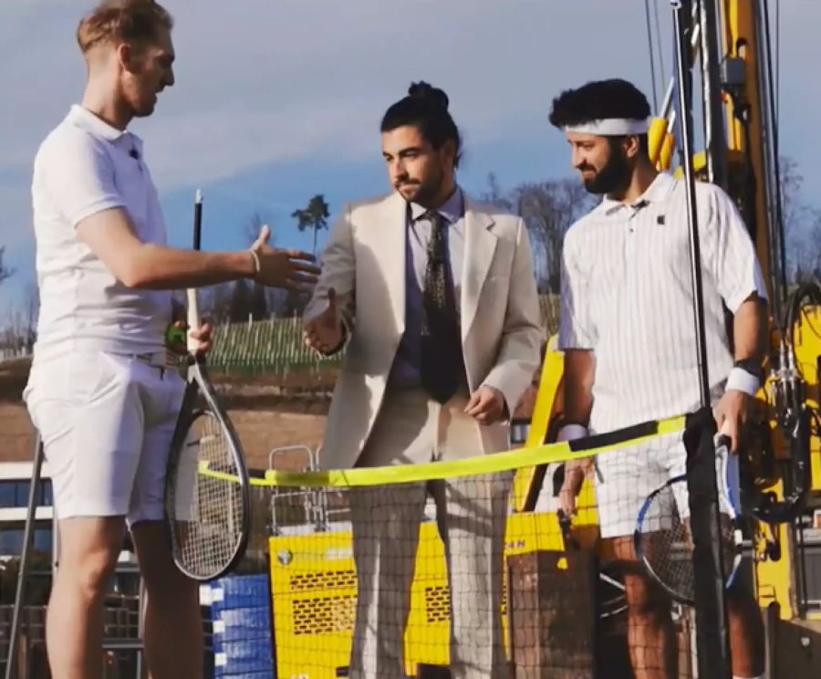 Julian Graf (27), Robin Pickis (26) und Ramin Yousofzai (28) (v.l.) erlauben sich auf dem Grundstück mit einer Hommage einen Spass.