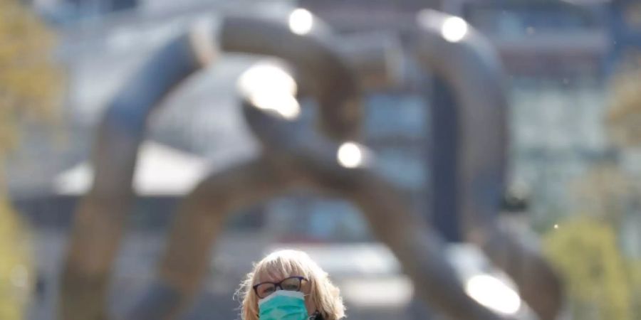 Frau mit Mund-Nase-Schutz in Berlin
