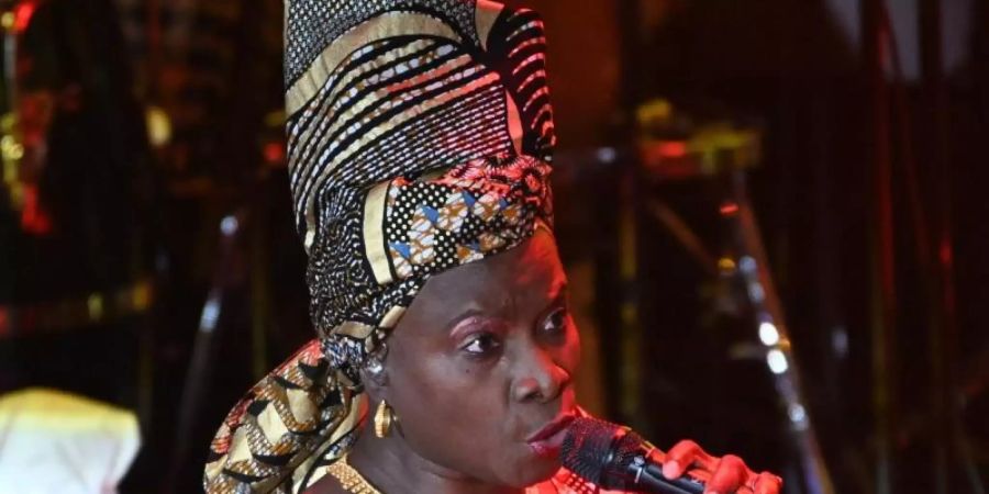 Angelique Kidjo wird den Klassiker «Pata Pata» neu vertonen. Foto: Henning Kaiser/dpa