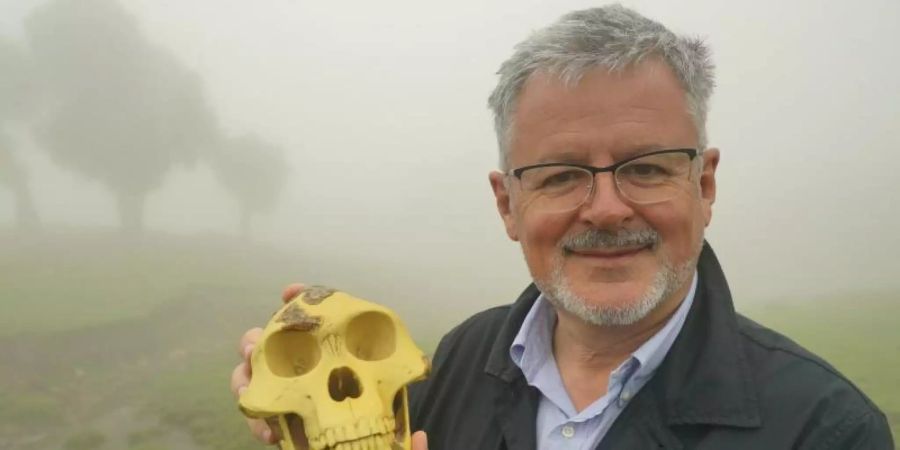 Christopher Clark auf Spurensuche: Begegnung mit Vorfahrin Lucy. Foto: Alexander Hein/ZDF/dpa