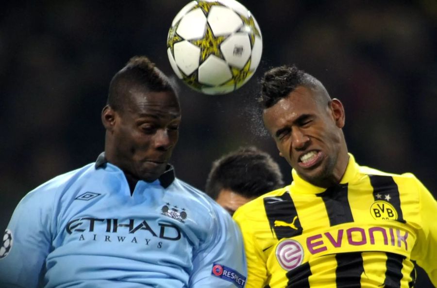 Felipe Santana im Kopfball-Duell mit Mario Balotelli.