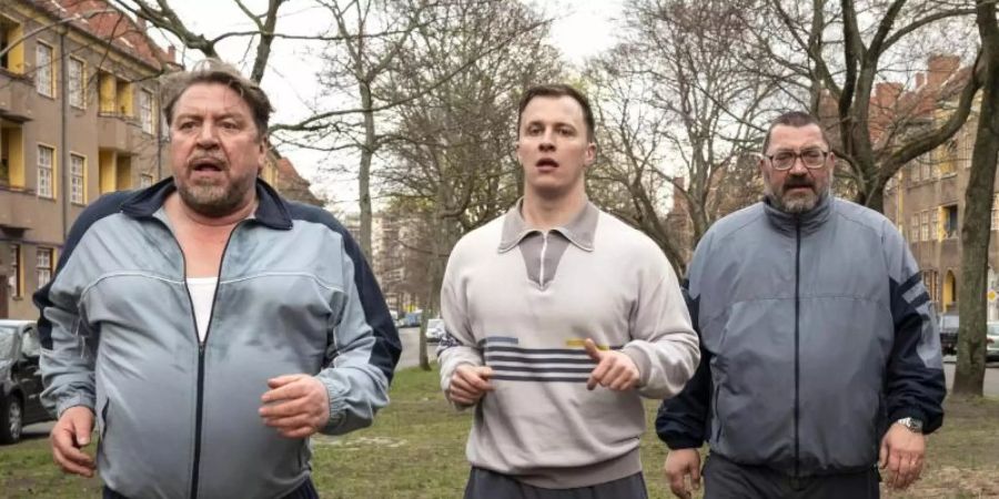Carlo (Armin Rode), Roger (Tim Kalkhof), Becker (Heiko Pinkowski) und Köll (Karsten Mielke) bereiten sich auf den Lauf ihres Lebens vor (l-r). Foto: Christoph Assmann/ ARD/WDR Redaktion Bild/dpa