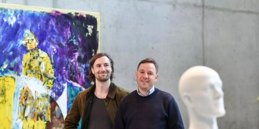 Der französische Maler Emmanuel Bornstein (l) und der deutsche Fotograf Andreas Mühe in der Ausstellung in Berlin. Foto: Jens Kalaene/dpa-Zentralbild/dpa