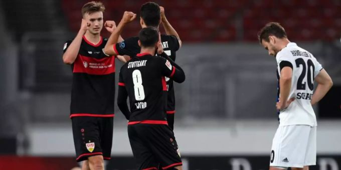 Die Stuttgarter feiern den Last-Minute-Sieg gegen den HSV. Foto: Matthias Hangst/Getty Images Europe/Pool/dpa Die Stuttgarter feiern den Last-Minute-Sieg gegen den HSV. Foto: Matthias Hangst/Getty Images Europe/Pool/dpa