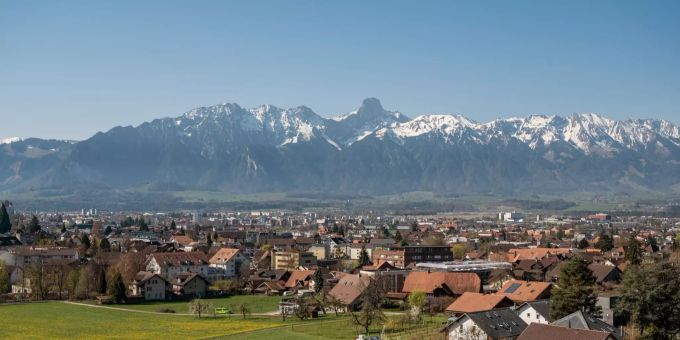 Blick auf Steffisburg mit den Alpen im Hintergrund – Steffisburg Blick auf Steffisburg mit den Alpen im Hintergrund – Steffisburg