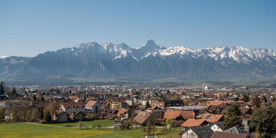 Blick auf Steffisburg mit den Alpen im Hintergrund.