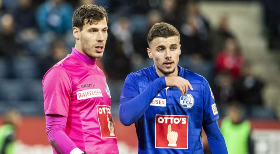 Darian Males (r.) und Luzerns Goalie Marius Müller.