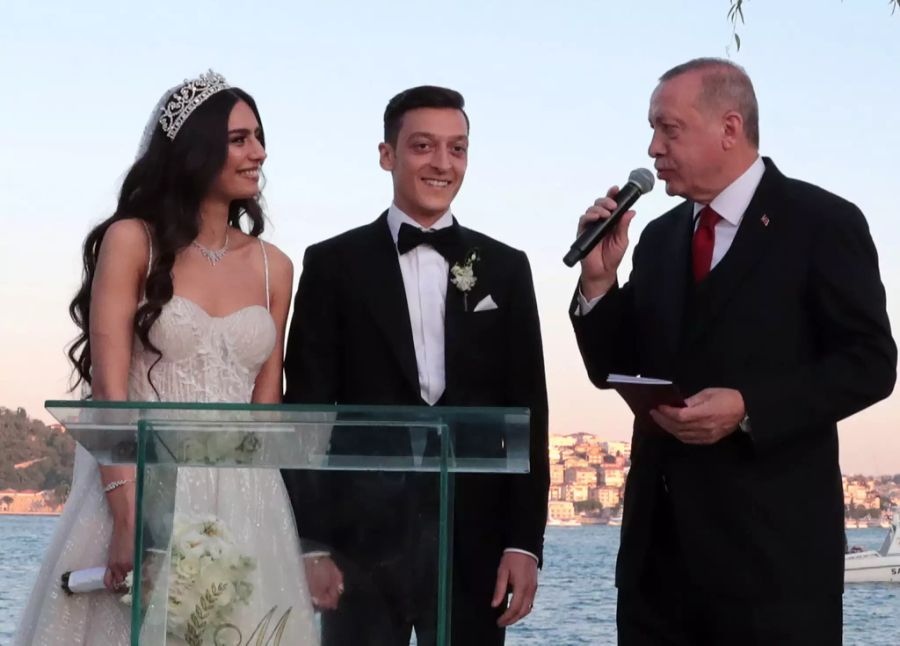 2019 heiratete Özil seine Amina Gulse. Trauzeuge war der türkische Präsident Recep Tayyip Erdogan.