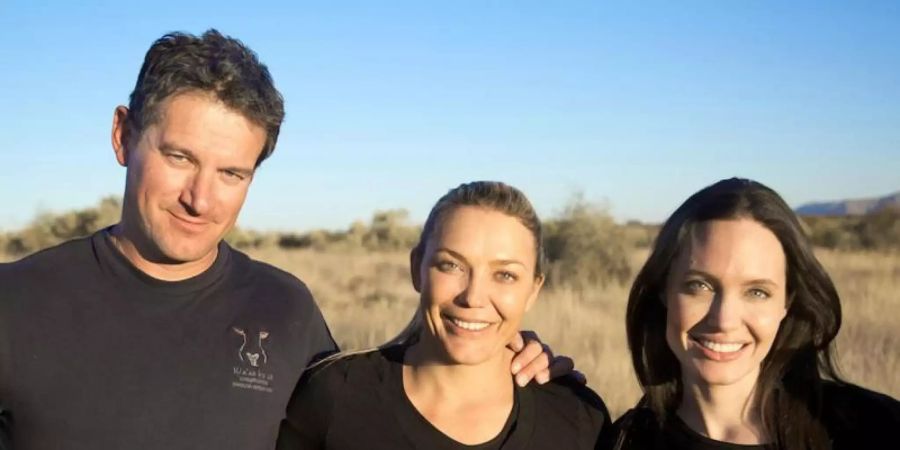 Der Naturschützer Rudie van Vuuren (l), seine Frau Marlice van Vuuren (M) und die US-Schauspielerin Angelina Jolie beim Besuch im Na'ankuse-Wildschutzgebiet. Foto: Naankuse Wildlife Sanctuary/dpa