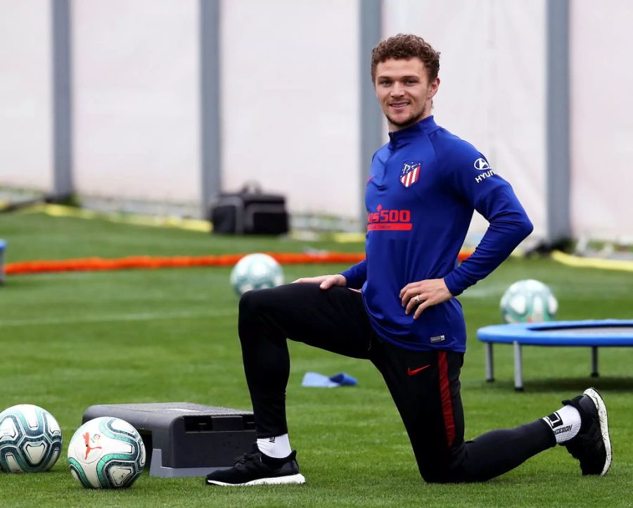 Kieran Trippier von Atlético Madrid macht Dehnübungen.