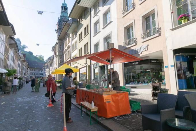In Zeiten von Corona wurden beim Anstehen Abstand gehalten. Wochenmarkt Lenzburg