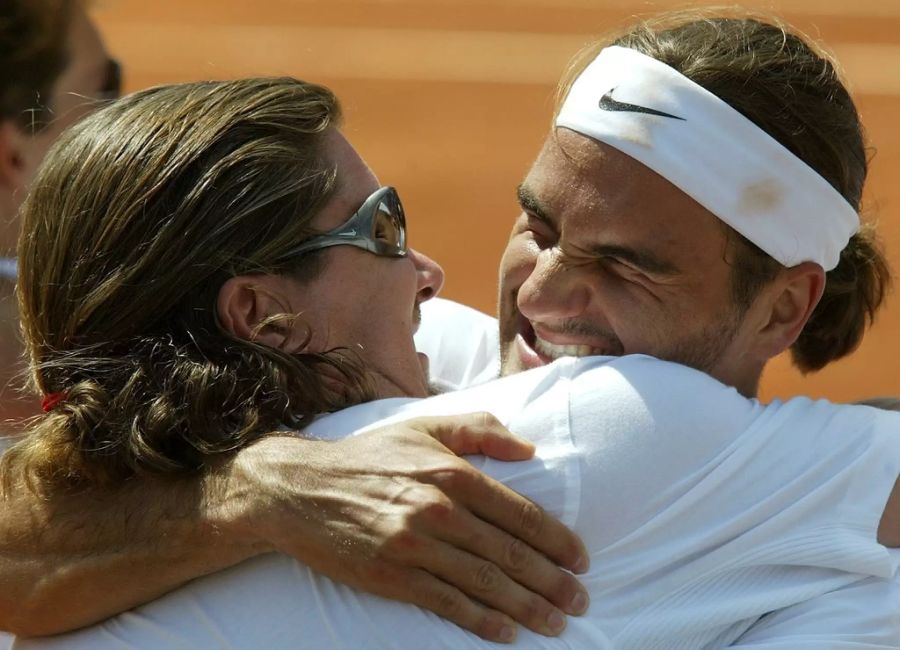 Peter Lundgren und Roger Federer feiern einen Sieg. (Archivbild)