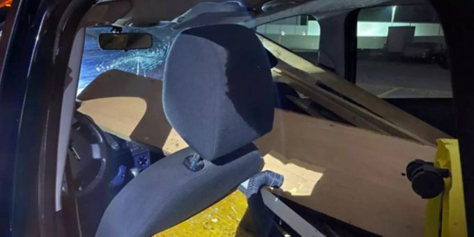 Ein Autofahrer in Luzern wurde bei einem Unfall durch ungesicherte Ladung verletzt. rothenburg LU