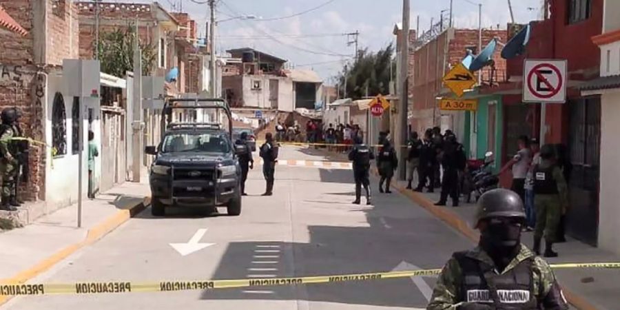 Soldaten der mexikanischen Nationalgarde sperren einen Tatort in Irapuato ab. (Foto:STR /EPA/ KEYSTONE/SDA)