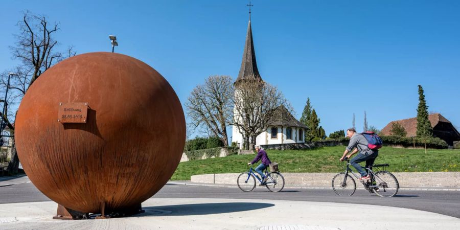 Sternenkreisel mit Evangelisch-reformierter Kirche in Bolligen.