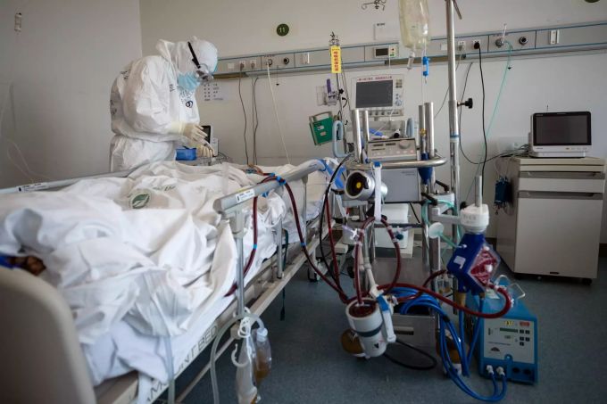 Ein Arzt kümmert sich auf einer Intensivstation in Wuhan um einen Covid-19-Patienten. Coronavirus Wuhan
