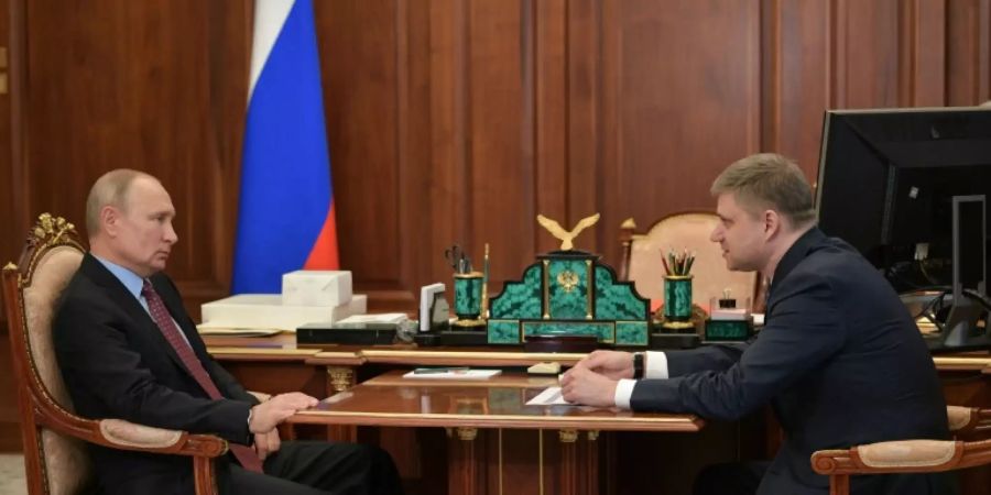 Treffen Putins mit Bahnchef Beloserow im Kreml