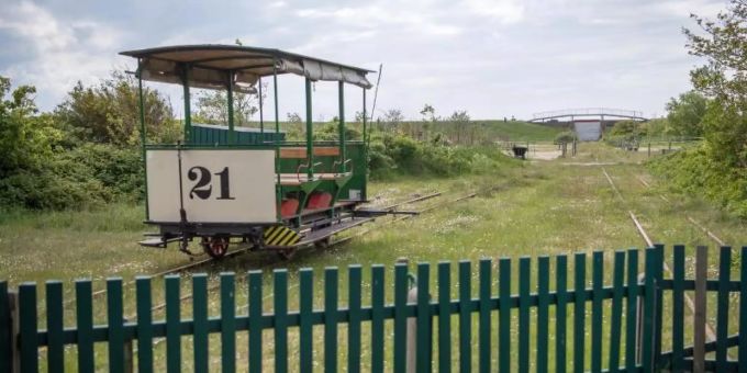 Die Museumspferdebahn gilt als Attraktion für Spiekeroog-Urlauber, doch der historischen Pferdebahn auf der ostfriesischen Insel droht das Aus. Foto: Sina Schuldt/dpa Die Museumspferdebahn gilt als Attraktion für Spiekeroog-Urlauber, doch der historischen Pferdebahn auf der ostfriesischen Insel droht das Aus. Foto: Sina Schuldt/dpa