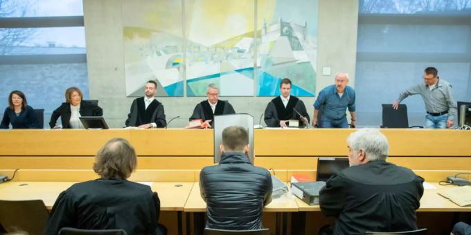 Der wegen Missbrauchs von Kindern verurteilte Logopäde beim Prozessbeginn am 5. März im Landgericht Würzburg. (Archivbild) Der wegen Missbrauchs von Kindern verurteilte Logopäde beim Prozessbeginn am 5. März im Landgericht Würzburg. (Archivbild)