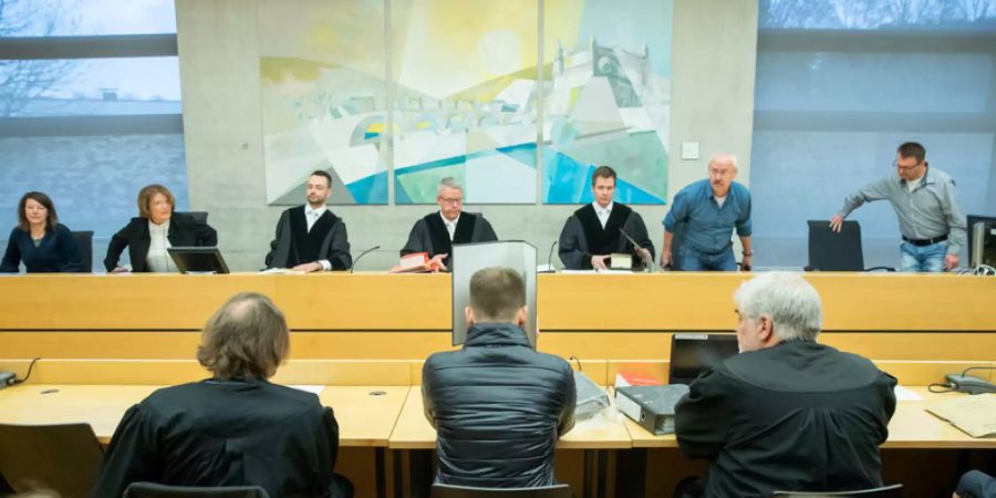 Der wegen Missbrauchs von Kindern verurteilte Logopäde beim Prozessbeginn am 5. März im Landgericht Würzburg. (Archivbild)