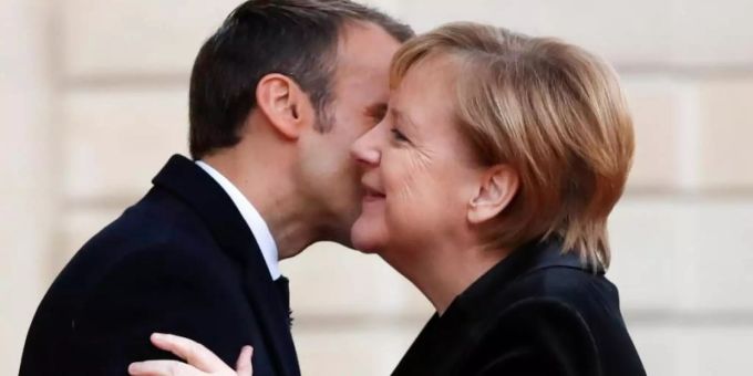 Geht nicht mehr: Präsident Emmanuel Macron begrüsste Bundeskanzlerin Angela Merkel im Elyseepalast 2018 mit Wangenküsschen. Foto: Thibault Camus/AP/dpa Geht nicht mehr: Präsident Emmanuel Macron begrüsste Bundeskanzlerin Angela Merkel im Elyseepalast 2018 mit Wangenküsschen. Foto: Thibault Camus/AP/dpa
