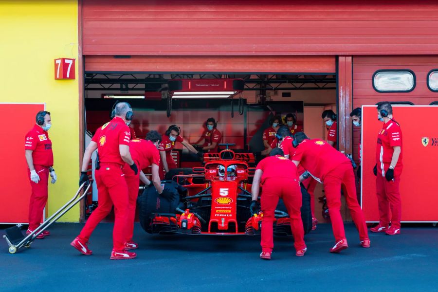 Sebastian Vettel verlässt am Steuer des Ferrari SF71H die Box in Mugello.