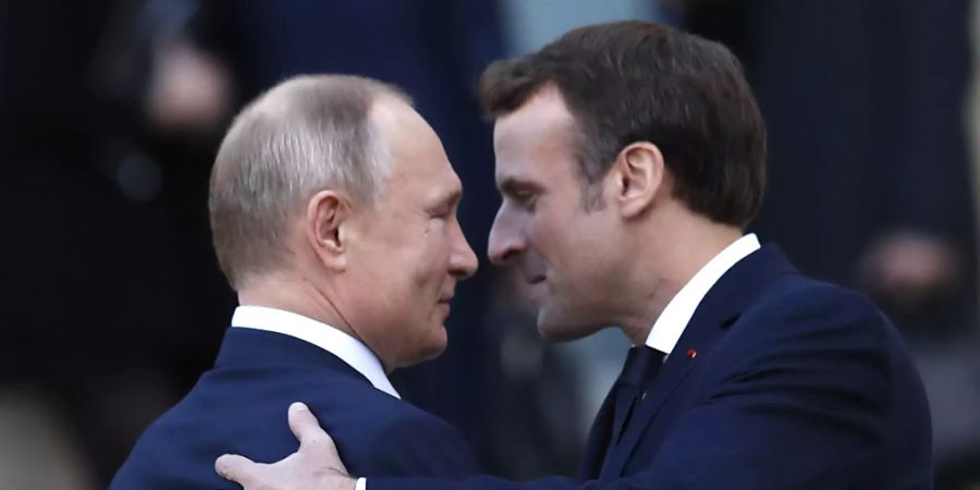 Der französische Präsident Emmanuel Macron will mit dem russischen Präsidenten Wladimir Putin Gespräche über die aktuellen Krisenherde in der Welt führen (Archivbild)