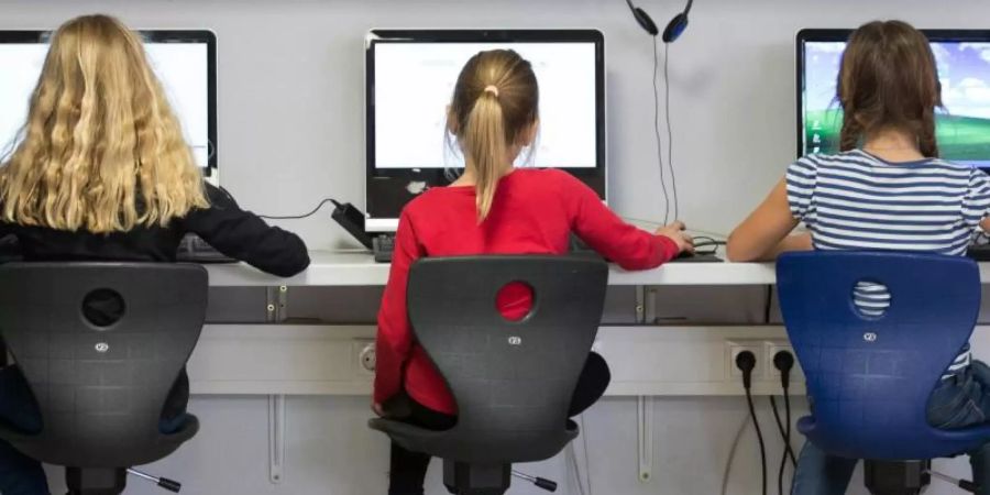 Ein Schwerpunkt im diesjährigen Bildungsbericht ist das Thema Bildung in der digitalisierten Welt. Foto: Friso Gentsch/dpa