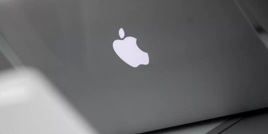 Zwar baut Apple in Zukunft eigene Chips in seine Computer ein, Geräte mit Intel-Chips sollen weiterhin unterstützt werden. Foto: Michael Kappeler/dpa/Archiv