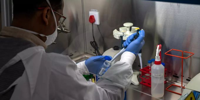Coronavirus: Hier hantiert ein Labortechniker mit medizinischen Proben in Johannesburg, Südafrika. Coronavirus - Südafrika