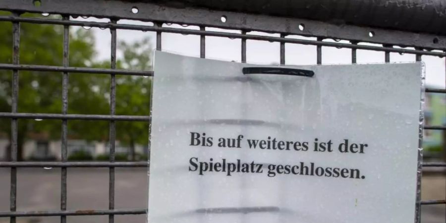 Geschlossene Schulen, geschlossene Spielplätze und das Büro plötzlich zu Hause - die Krise hat auch den Familien einiges abverlangt. Foto: David Inderlied/dpa