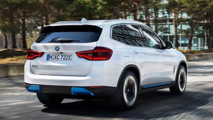 Der BMW iX3 zeigt seine i-blauen Aerodynamikdetails auch am Heck 2020 BMW iX3