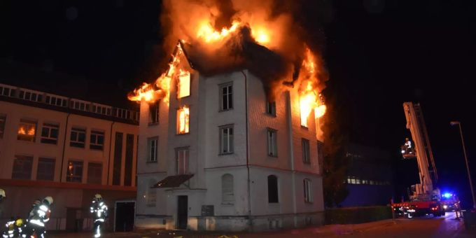Ein Mehrfamilienhaus in Wattwil SG stand in der Nacht auf Montag in Flammen. wattwil SG