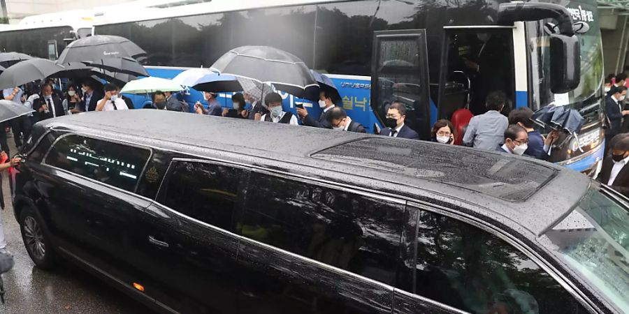 Ein Fahrzeug mit dem Sarg des verstorbenen Bürgermeisters Park Won-soon verlässt das Seoul National University Hospital auf dem Weg zum Rathaus zu der Trauerfeier. Der Bürgermeister von Seoul war am 10. Juli an einem Berg im Norden der Zehn-Millionen-Metropole tot aufgefunden worden. Foto: YNA/dpa