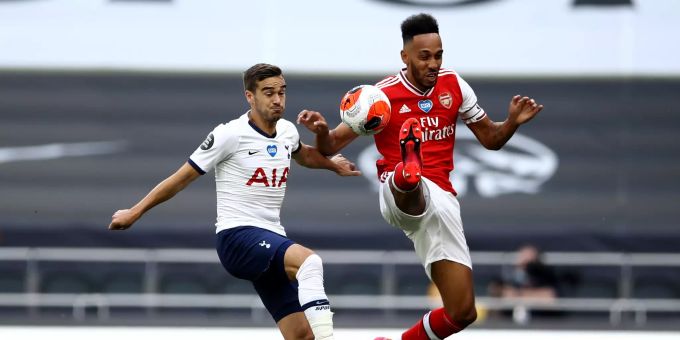 Arsenals Pierre-Emerick Aubameyang im Duell mit Tottenhams Harry Winks. Arsenal