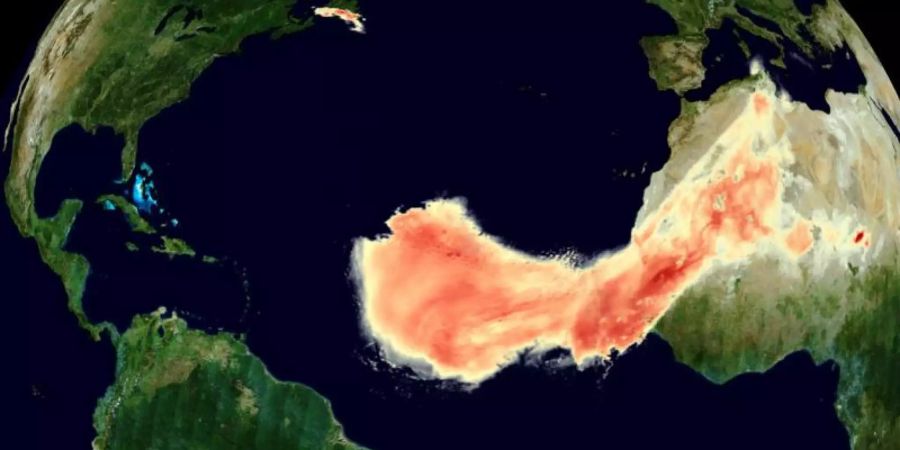 Daten von Erdbeobachtungssatelliten zeigen die ungewöhnliche Ausdehnung einer Wolke aus Sahara-Staub bei ihrer Reise über den Atlantik. Foto: ESA/dpa