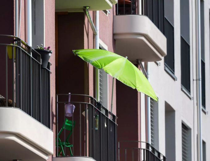 Auch auf dem Balkon oder der Fensterbank lässt sich das Sommerwetter geniessen. sommer schweiz