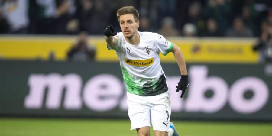 Gladbach-Profi Patrick Herrmann spricht über seine Corona-Erfahrungen. Foto: David Inderlied/dpa