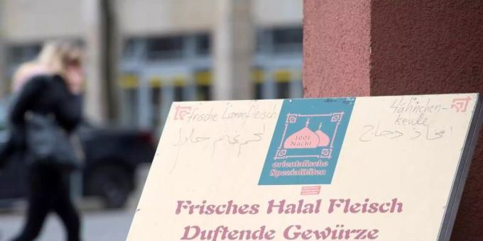 Nicht nur bei Lebensmitteln setzen immer mehr Verbraucher auf «halal». Auch Finanz- oder Kosmetikprodukte, die nach muslimischen Glauben erlaubt sind, liegen im Trend. Foto: Sebastian Kahnert/dpa-Zentralbild/dpa Nicht nur bei Lebensmitteln setzen immer mehr Verbraucher auf «halal». Auch Finanz- oder Kosmetikprodukte, die nach muslimischen Glauben erlaubt sind, liegen im Trend. Foto: Sebastian Kahnert/dpa-Zentralbild/dpa