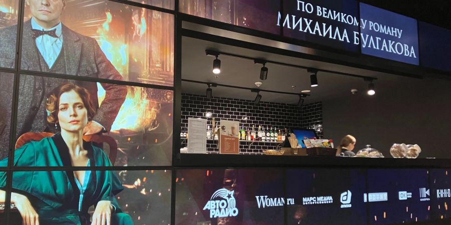 Werbung für den Film «Der Meister und Margarita» in einem Moskauer Kino.