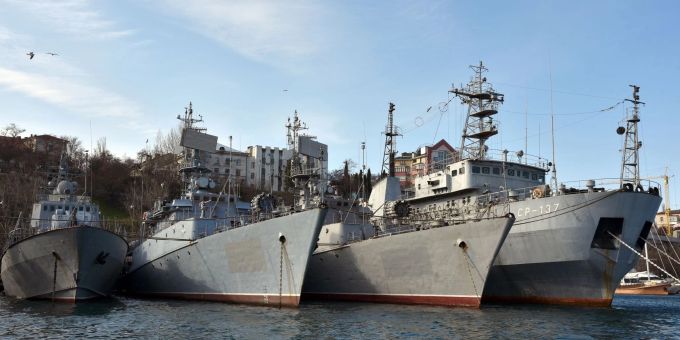 Russische Kriegsschiffe liegen im Hafen von Sewastopol. (Archivbild) Sewastopol