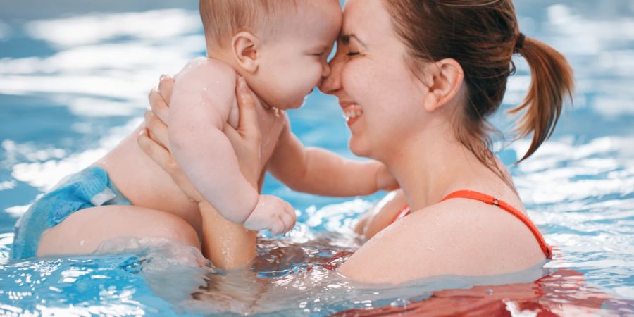 Mutter mit Baby im Wasser