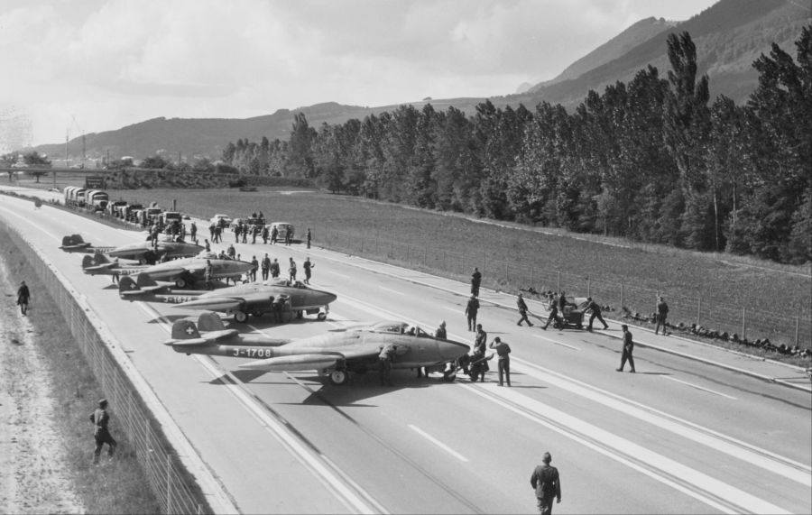 Die «Venom» bei der Bereitstellung auf der Autobahn A1 bei Oensingen SO, am 16. September 1970.