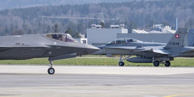 Ein Kampfflugzeug des Typ F-35A, links, und ein FA-18 der Schweizer Armee starten auf dem Flugplatz Emmen, anlässlich der «Armeebotschaft 2022» der Schweizer Luftwaffe zum Kampfflugzeug F-35A und zu anderen Luftabwehrsystemen, am 25. März 2022 in Emmen. F-35A F/A-18 Flugplatz Emmen