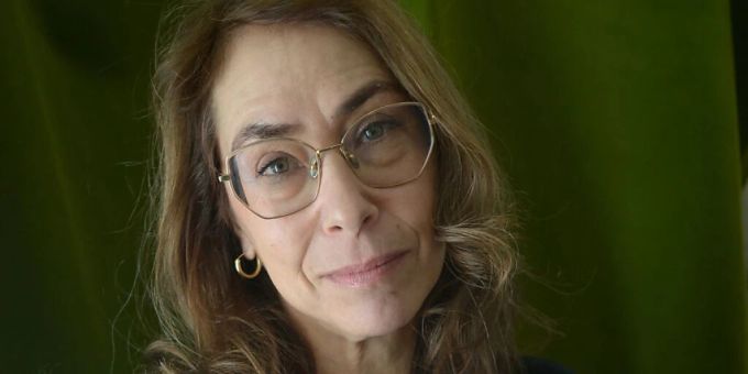 Die Schweizer Filmemacherin Katalin Gödros hat aus dem Roman «Jakobs Ross» von Silvia Tschui für ihren gleichnamigen Film eine eigene Geschichte gemacht. Ihren Fokus legt sie auf die Heirat, in die die Magd Elsie und der Knecht Jakob gezwungen wurden. Katalin Gödros