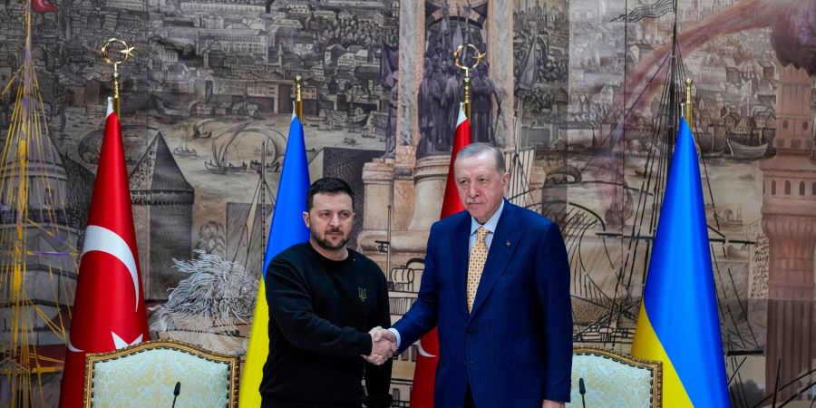 Recep Tayyip Erdogan (r), Präsident der Türkei, gibt Wolodymyr Selenskyj, Präsident der Ukraine, am Ende einer gemeinsamen Pressekonferenz nach ihrem Treffen im Dolmabahce-Palast, die Hand.