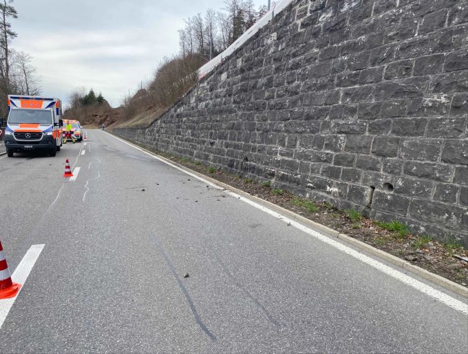 Motorradfahrerin bei Selbstunfall verletzt. Selbstunfall einer Motorradlenkerin