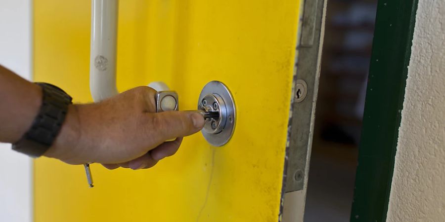 Verwahrte im geschlossenen Vollzug sollen nicht mehr unbegleitet in den Urlaub dürfen. Das hat das Parlament beschlossen. (Themenbild)